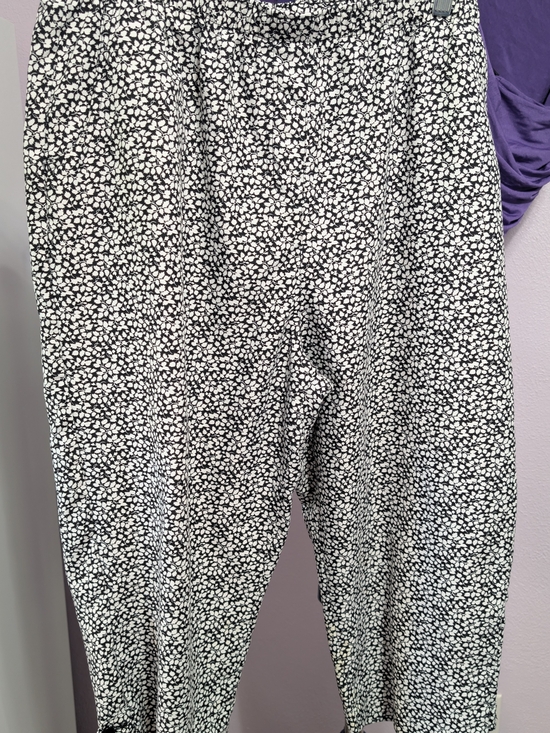 Kim Rogers Pants - Kim Rogers Black and White Tiny Petal Print Capris